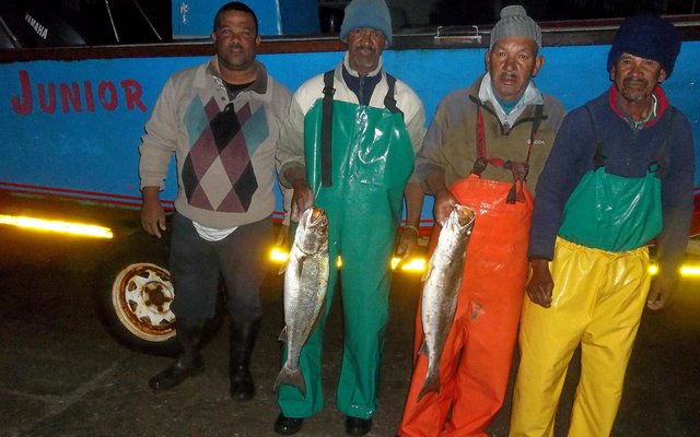 Skipper Henry Valentyn (links) en sy â€œcrewâ€ by sy boot Junior met â€˜n paar van die mooi geelbekke, wat vir 'n volgelaaide bakkie gesorg het.
